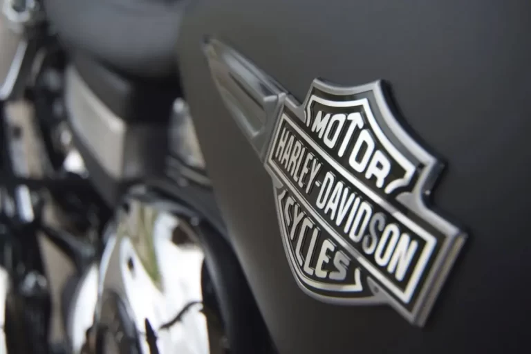 Harley-Davidson apresenta moto insana inspirada em DOOM
