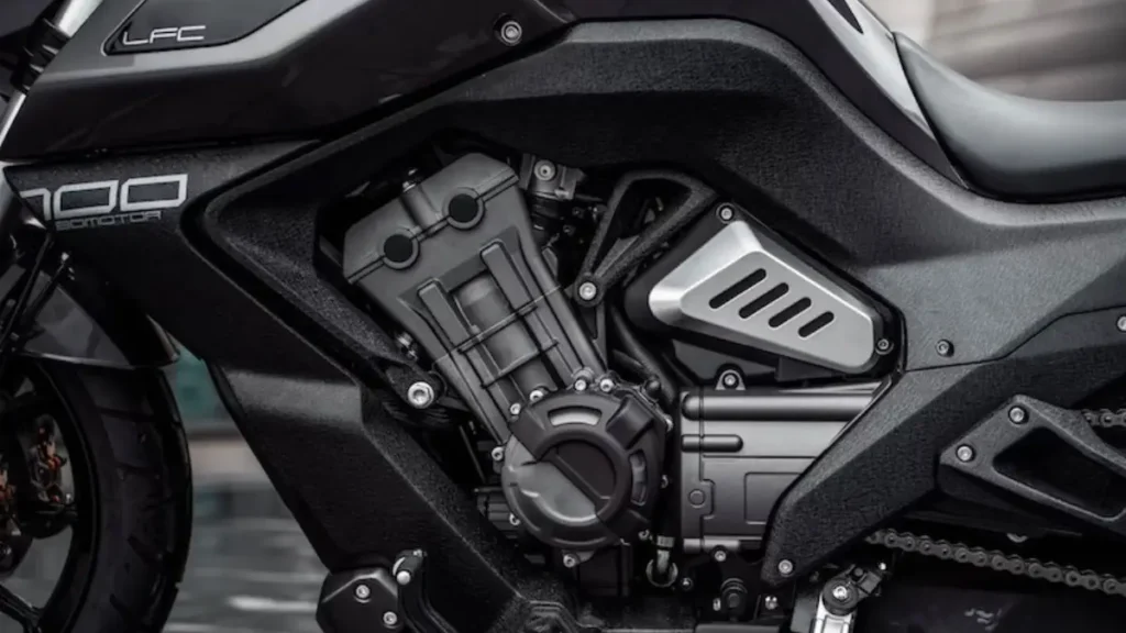 Motor quatro cilindros em linha da Benda LFC 700 Pro