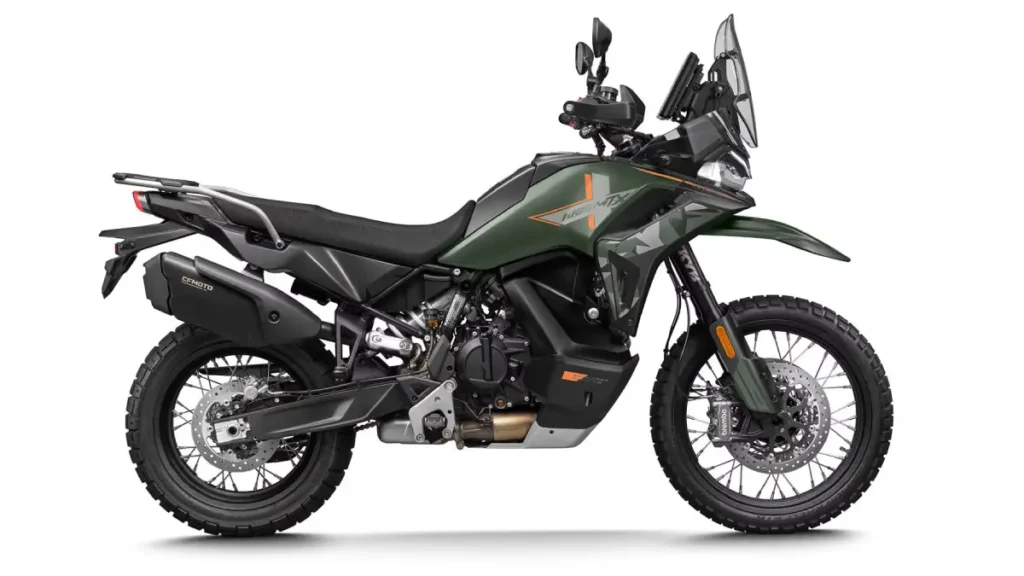 CFMoto Ibex 950 2027 adventure bike lateral direita em trilha off-road, cor verde tático