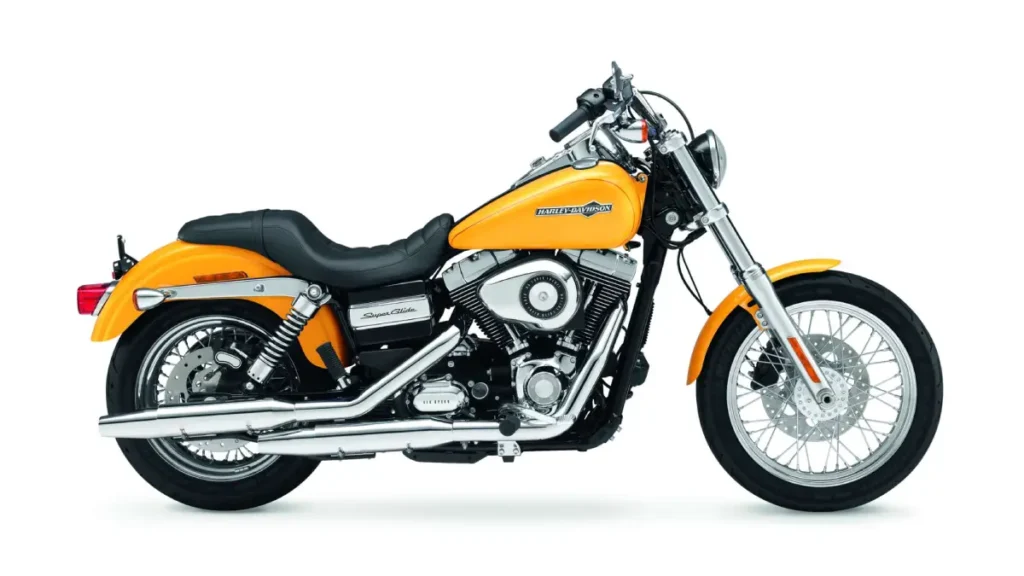 Uma motocicleta Harley-Davidson Dyna Super Glide Custom