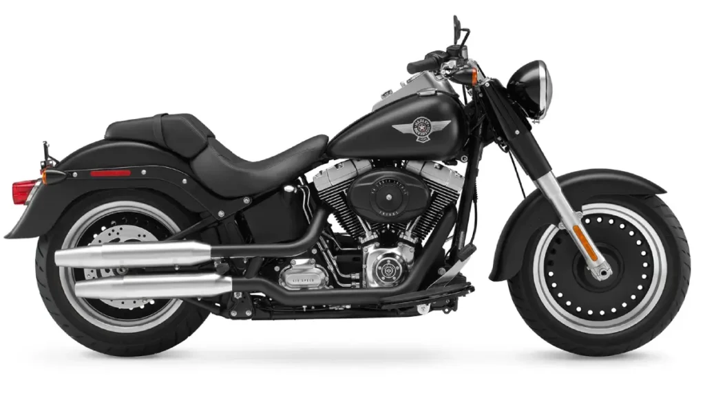 Uma motocicleta Harley-Davidson Fat Boy Special (Lo) na cor preto fosco acetinado, com rodas fechadas, suspensão rebaixada e visual robusto e escurecido.