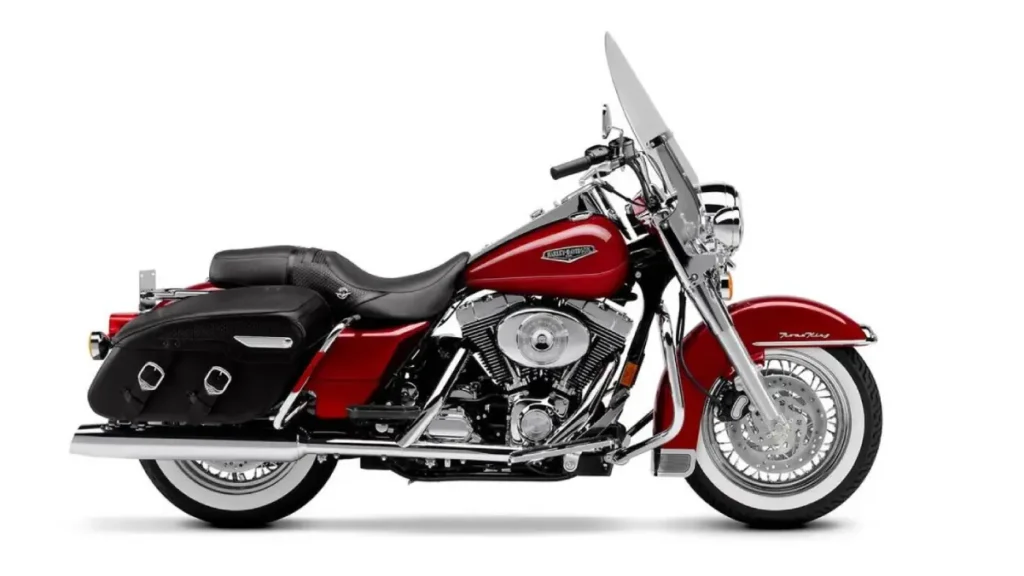 Uma motocicleta Harley-Davidson Road King Classic equipada para viagem, com para-brisa transparente removível,