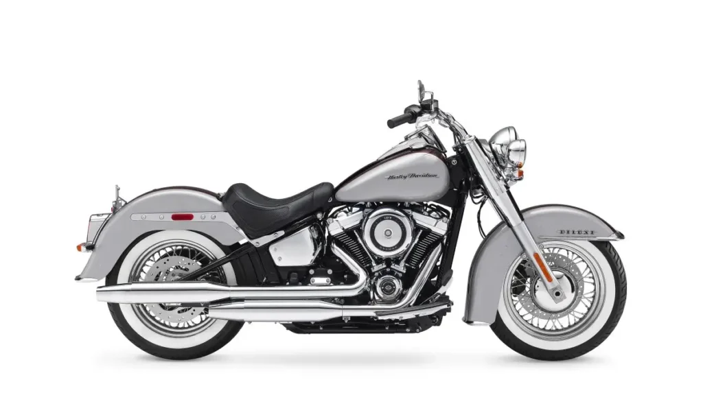 Uma motocicleta Harley-Davidson Softail Deluxe clássica