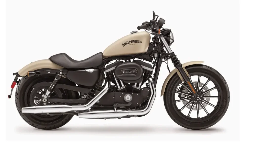 Uma motocicleta Harley-Davidson Sportster Iron 883 preta foca, estilo bobber urbana minimalista