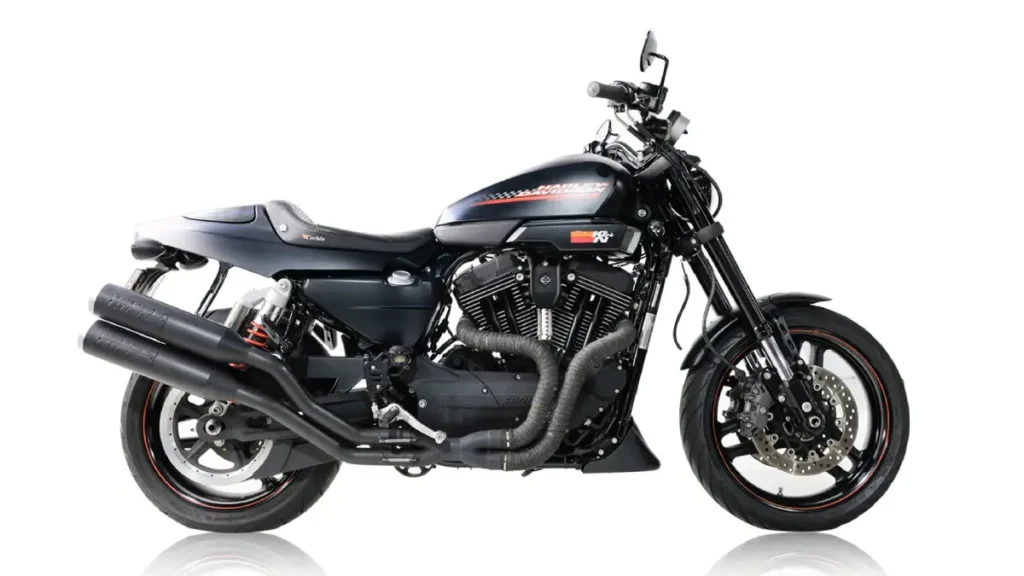 Uma motocicleta esportiva Harley-Davidson XR 1200X na cor preta com detalhes em laranja e motor preto
