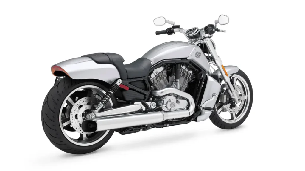 Uma motocicleta Harley-Davidson V-Rod Muscle prateada de perfil, mostrando seu pneu traseiro largo, design futurista e motor Revolution arrefecido a líquido.