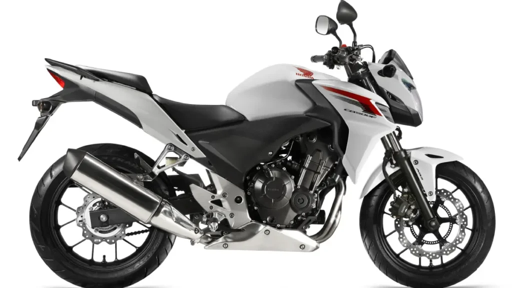 Fotografia em ângulo três quartos de uma motocicleta Honda CB 500F ano 2014 na cor branca.