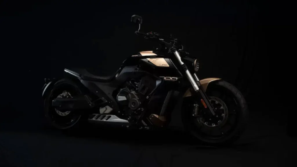 Benda LFC 700 Pro 2026 cruiser com motor quatro cilindros e pneu traseiro largo