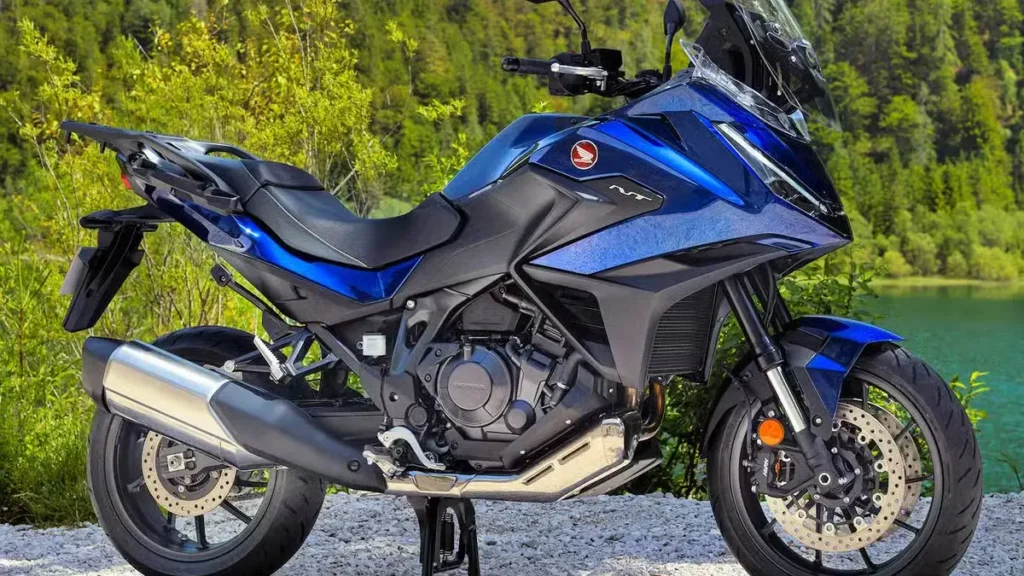 Perfil lateral da Honda NT1100 DCT 2025 estacionada em cenário aberto