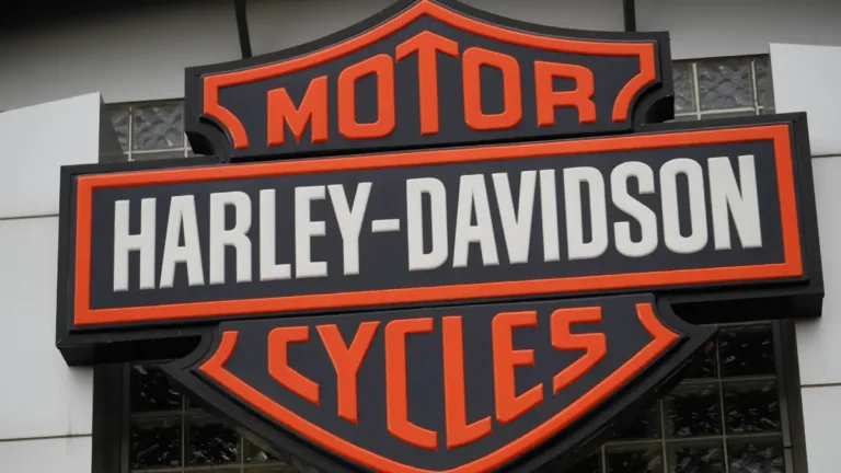 Imagem de arquivo mostra o logotipo da Harley-Davidson em concessionária nos EUA. Foto: David Zalubowski / Associated Press (20/10/2019)