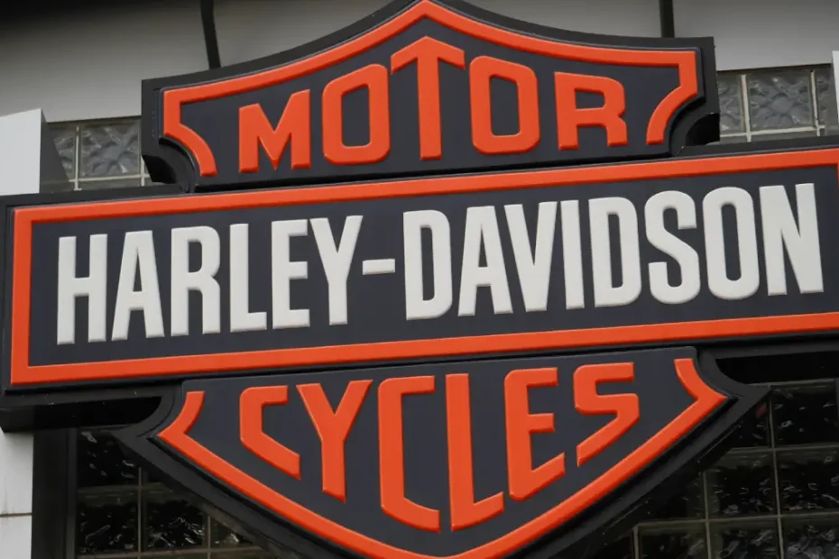 Imagem de arquivo mostra o logotipo da Harley-Davidson em concessionária nos EUA. Foto: David Zalubowski / Associated Press (20/10/2019)