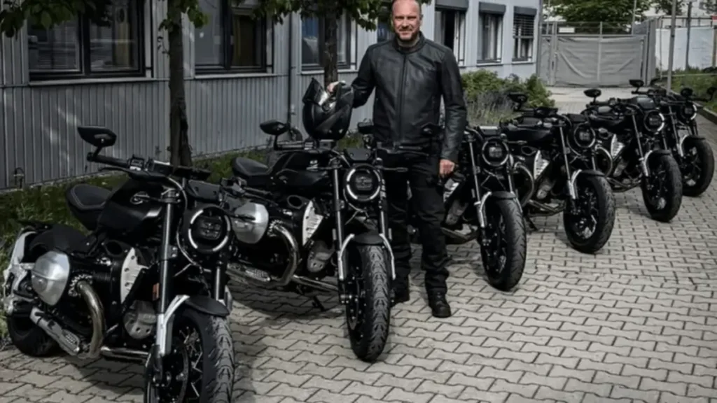 Imagem do CEO da BMW, Markus Flasch, ao lado de varias motos BMW R20 na cor preta