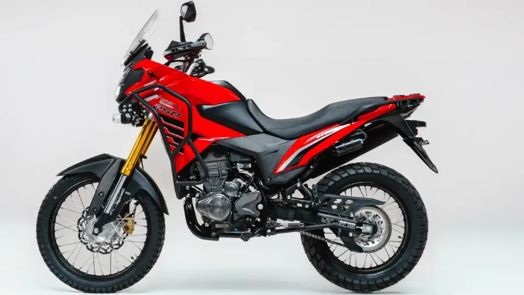 Moto Shineray SBM 250T 2026 vermelha vista lateralmente.