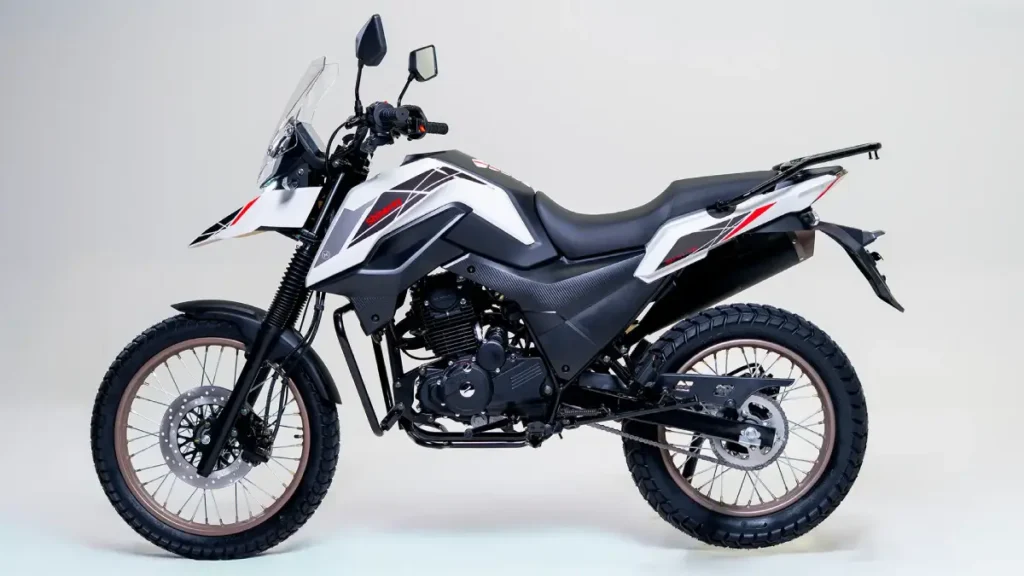 Motocicleta Shineray SHI 175 vista de lado, mostrando o design completo, rodas, banco e carenagem.