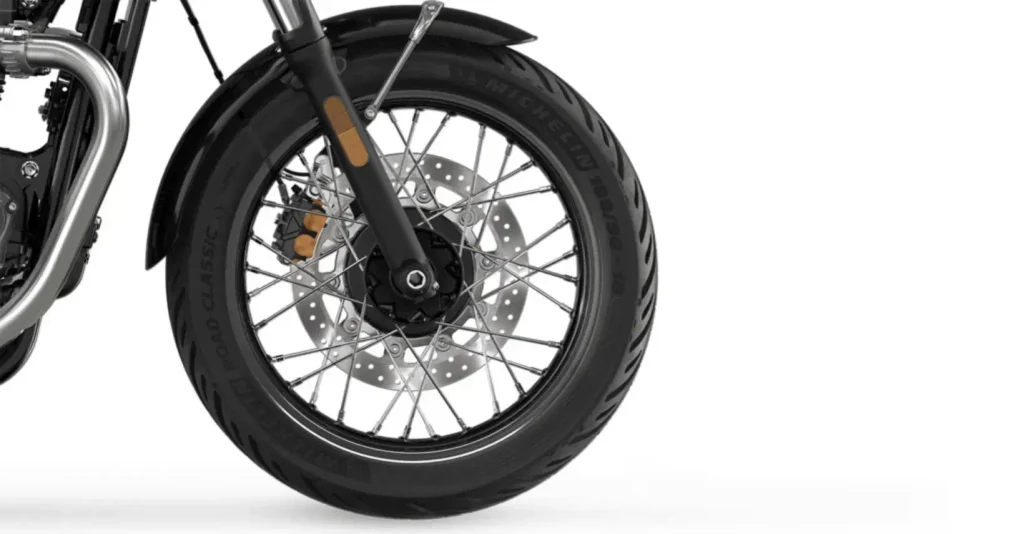 Detalhe da roda raiada Triumph Bonneville T100