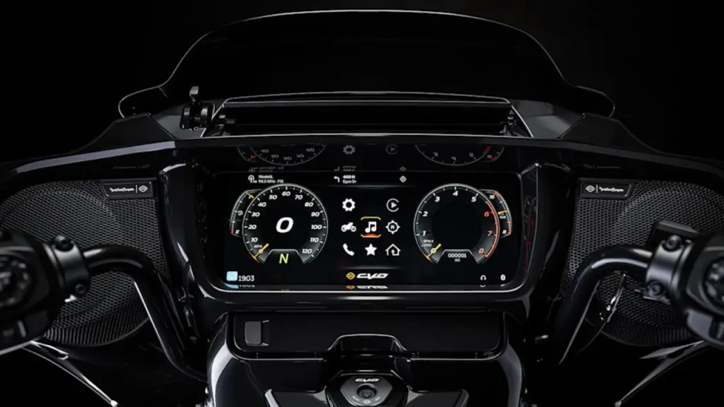 Detalhe do painel e sistema de som da Harley-Davidson CVO Street Glide