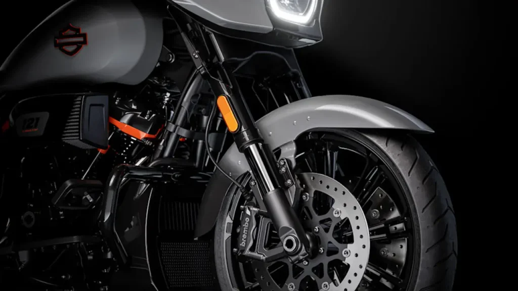 Detalhe da suspensão dianteira da Harley-Davidson CVO Street Glide