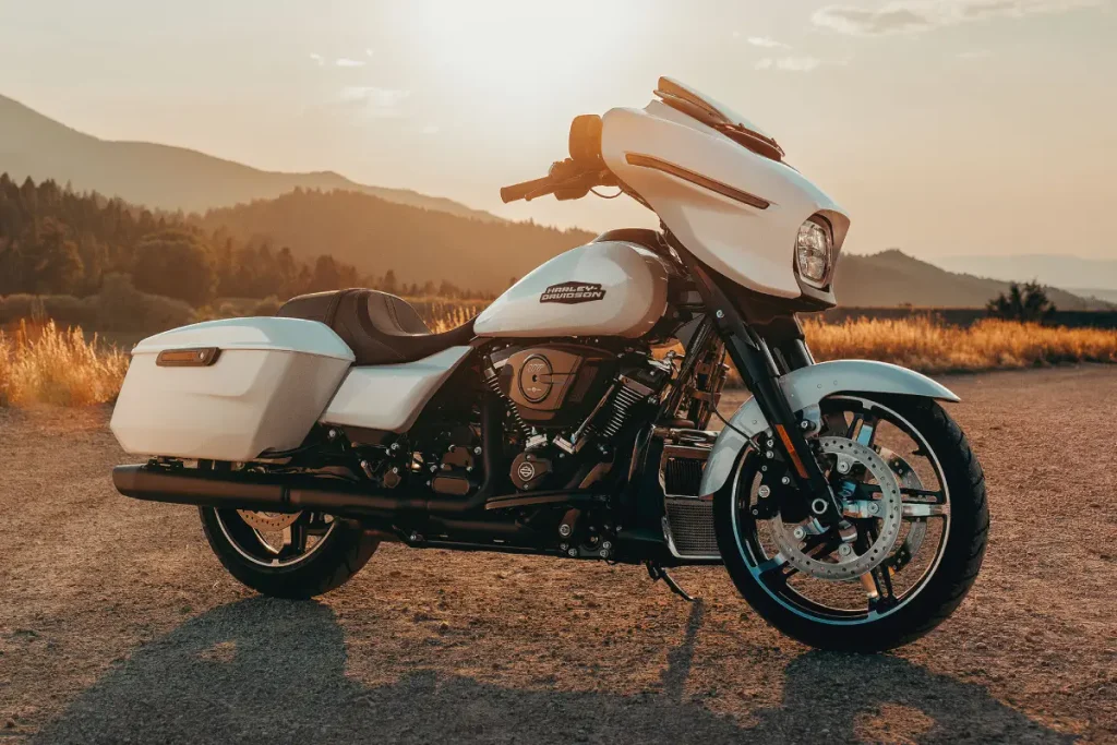 Harley-Davidson original estacionada em ambiente externo